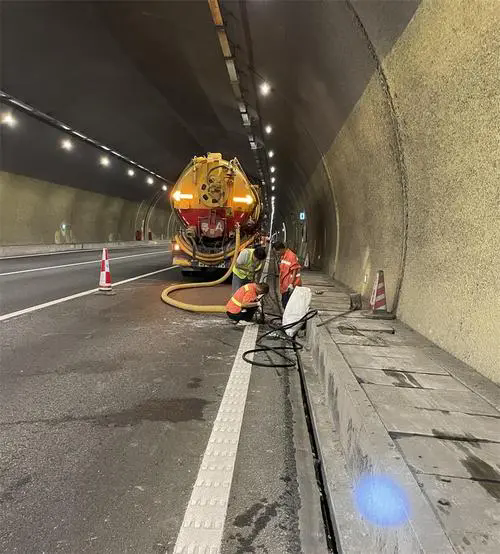 顺河回族隧道排水渠清淤